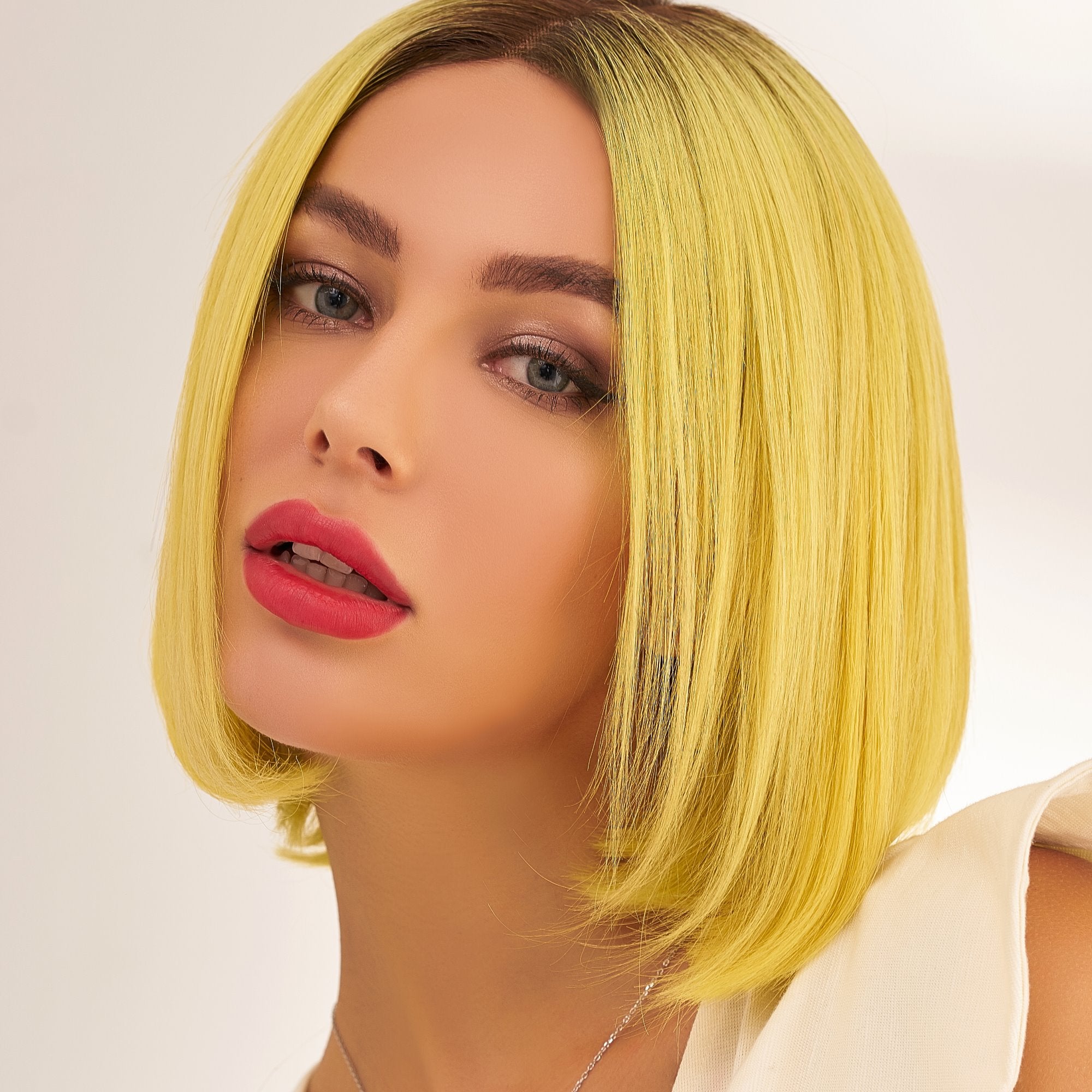 Perruque naturelle jaune courte