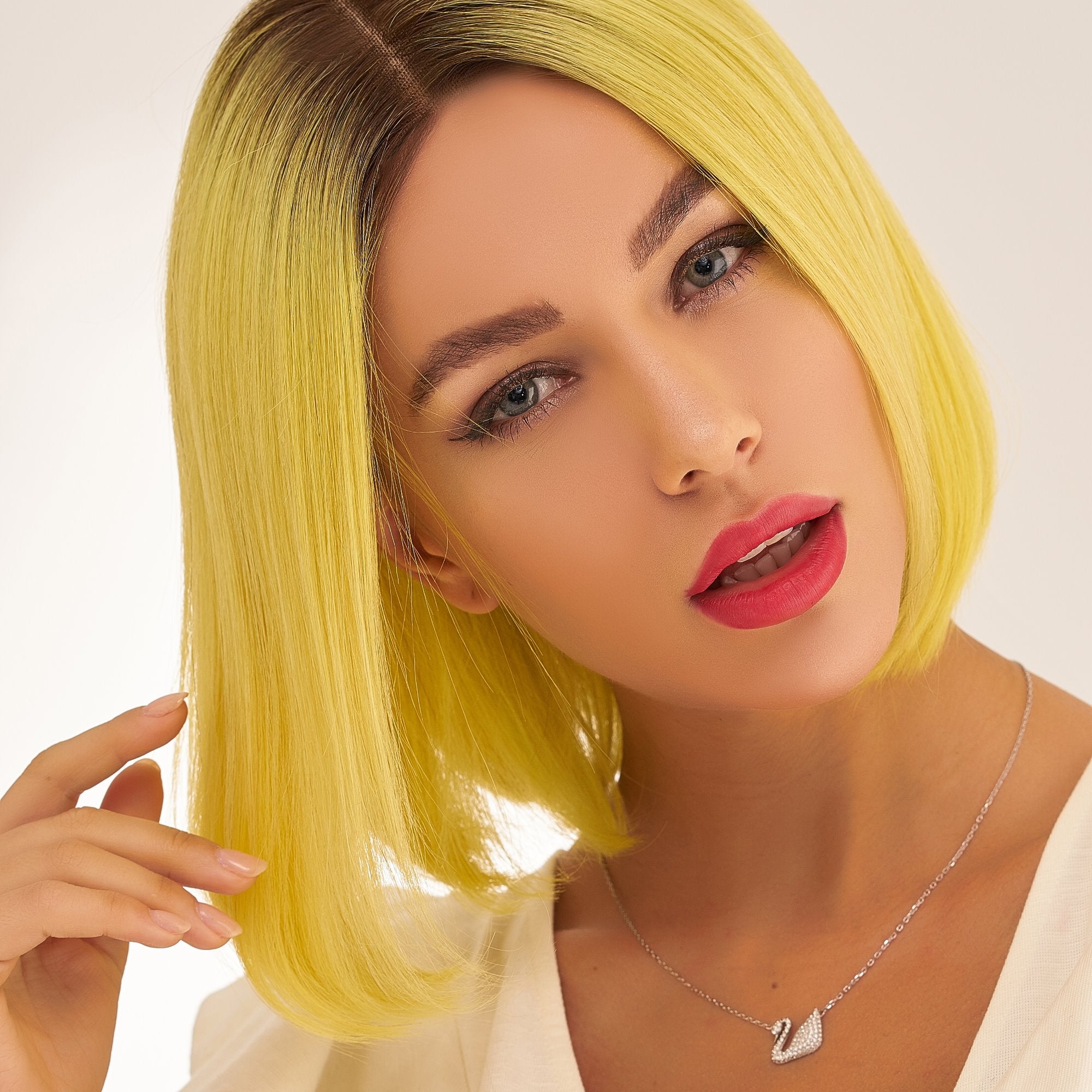 Perruque jaune courte naturelle