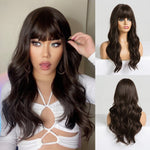 Cheveux ondulés noirs avec frange